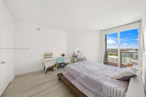 Condo in Miami, Florida, 2 bedrooms  № 1790180 - photo 12