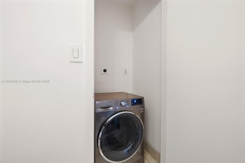 Condo in Miami, Florida, 2 bedrooms  № 1790180 - photo 11