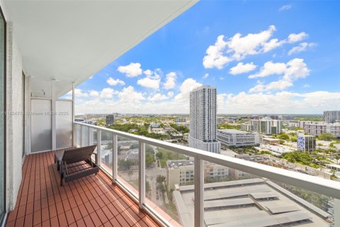 Condo in Miami, Florida, 2 bedrooms  № 1790180 - photo 14
