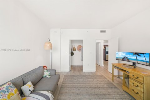 Condo in Miami, Florida, 2 bedrooms  № 1790180 - photo 21
