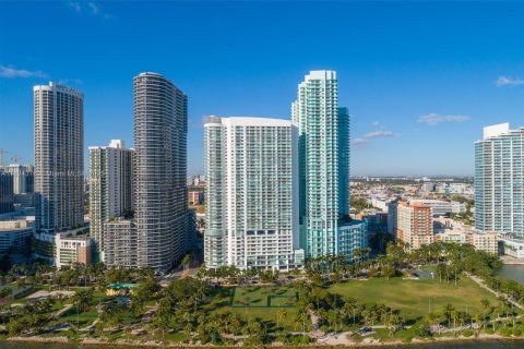 Condo in Miami, Florida, 2 bedrooms  № 1790180 - photo 2