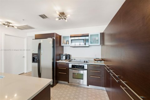 Condo in Miami, Florida, 2 bedrooms  № 1790180 - photo 5