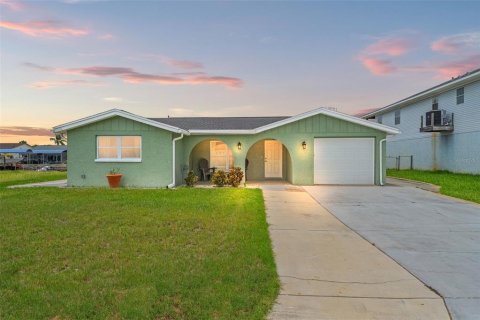 House in Hudson, Florida 2 bedrooms, 187.76 sq.m. № 1795257 - photo 1