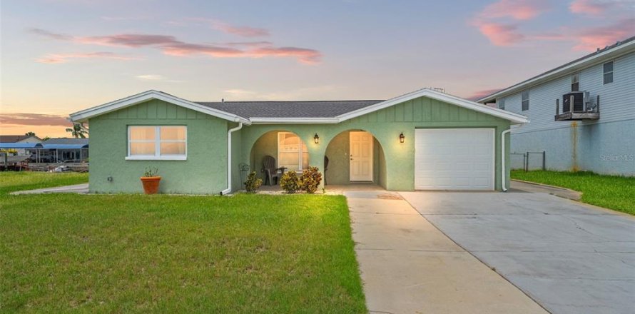 House in Hudson, Florida 2 bedrooms, 187.76 sq.m. № 1795257