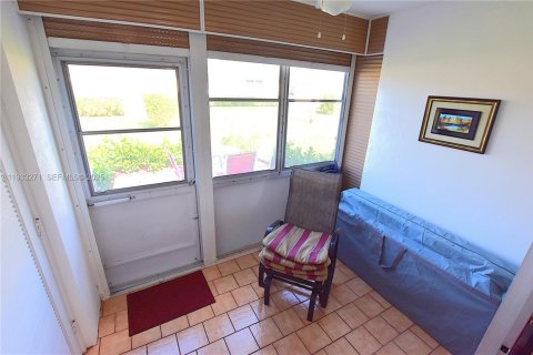 Купить виллу или дом в Уэст-Палм-Бич, Флорида 2 спальни, 84.54м2, № 1991181 - фото 16