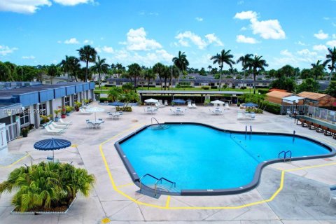 Купить виллу или дом в Уэст-Палм-Бич, Флорида 2 спальни, 84.54м2, № 1991181 - фото 27