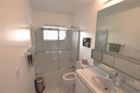 Купить виллу или дом в Уэст-Палм-Бич, Флорида 2 спальни, 84.54м2, № 1991181 - фото 15