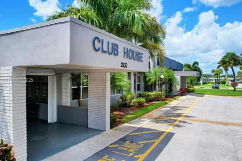 Купить виллу или дом в Уэст-Палм-Бич, Флорида 2 спальни, 84.54м2, № 1991181 - фото 23