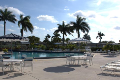 Купить виллу или дом в Уэст-Палм-Бич, Флорида 2 спальни, 84.54м2, № 1991181 - фото 30