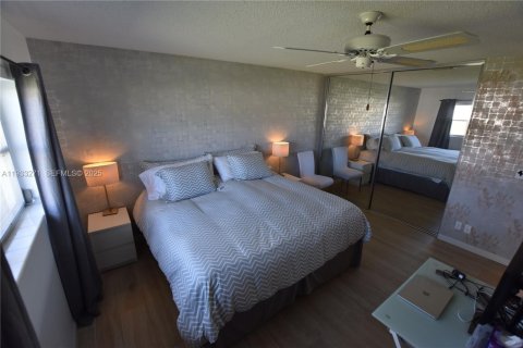 Купить виллу или дом в Уэст-Палм-Бич, Флорида 2 спальни, 84.54м2, № 1991181 - фото 17