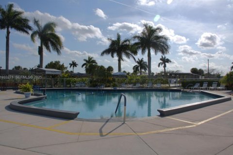 Купить виллу или дом в Уэст-Палм-Бич, Флорида 2 спальни, 84.54м2, № 1991181 - фото 29