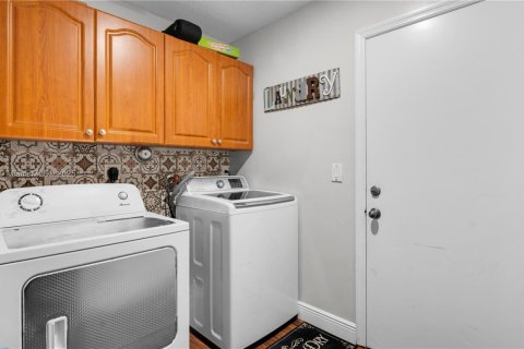 House in Miramar, Florida 5 bedrooms, 340.95 sq.m. № 1852046 - photo 24