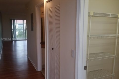 Condominio en alquiler en Pembroke Pines, Florida, 1 dormitorio, 47.75 m2 № 2057796 - foto 4