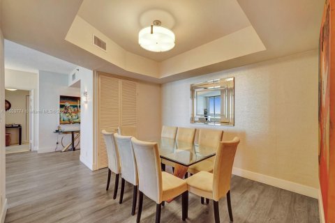 Condo in Aventura, Florida, 2 bedrooms  № 1921040 - photo 7