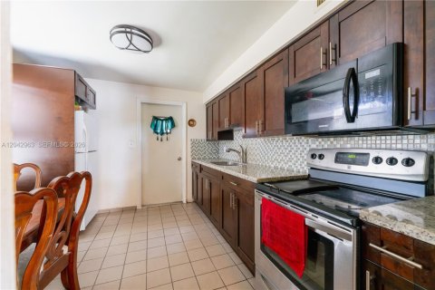 Villa ou maison à vendre à Miami, Floride: 2 chambres, 120.59 m2 № 2173788 - photo 3