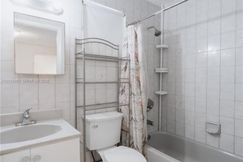 Villa ou maison à vendre à Miami, Floride: 2 chambres, 120.59 m2 № 2173788 - photo 15
