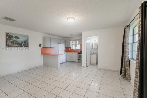Villa ou maison à vendre à Miami, Floride: 2 chambres, 120.59 m2 № 2173788 - photo 12