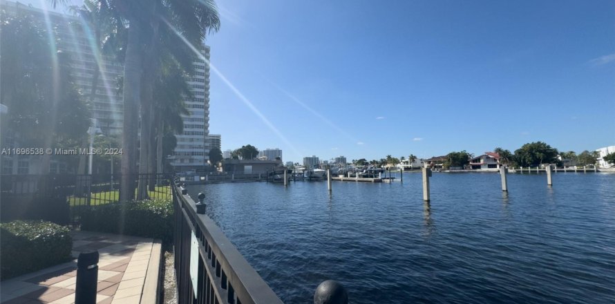 Кондоминиум с 2 спальнями в Халландейл-Бич, Флорида № 2013020