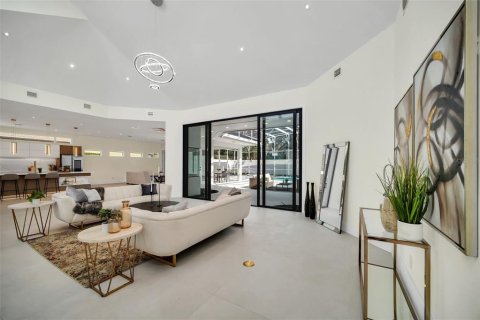 House in Orlando, Florida 4 bedrooms, 376.16 sq.m. № 1816621 - photo 14