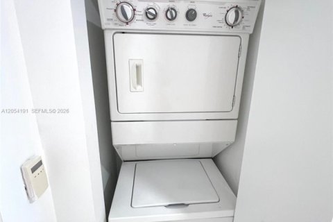 Condo in Miami, Florida, 1 bedroom № 2180388 - photo 13