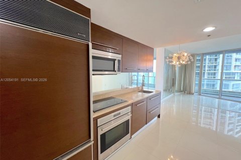 Condo in Miami, Florida, 1 bedroom № 2180388 - photo 2