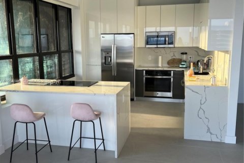 Condo in Miami, Florida, 2 bedrooms  № 2026443 - photo 5