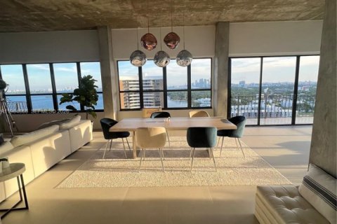 Condo in Miami, Florida, 2 bedrooms  № 2026443 - photo 12