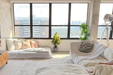Condo in Miami, Florida, 2 bedrooms  № 2026443 - photo 11