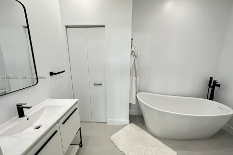 Condo in Miami, Florida, 2 bedrooms  № 2026443 - photo 22