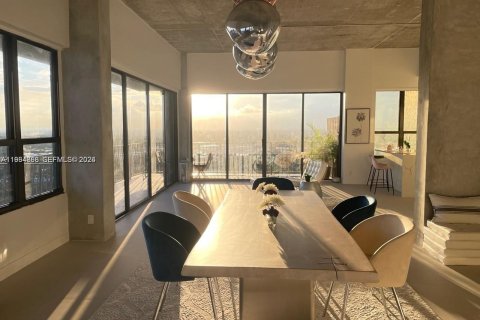 Condo in Miami, Florida, 2 bedrooms  № 2026443 - photo 2