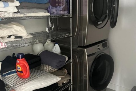 Condo in Miami, Florida, 2 bedrooms  № 2026443 - photo 30