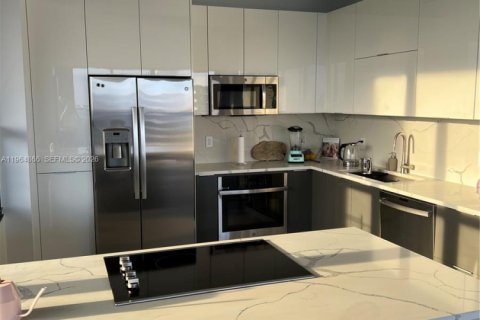Condo in Miami, Florida, 2 bedrooms  № 2026443 - photo 9