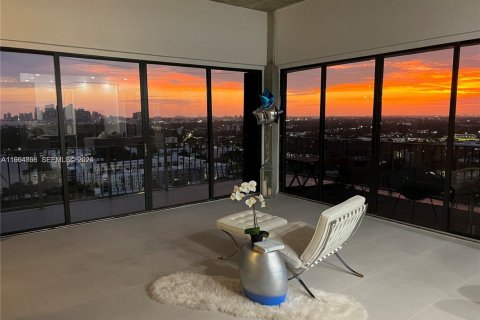 Condo in Miami, Florida, 2 bedrooms  № 2026443 - photo 15