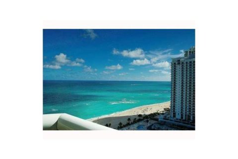 Condominio en venta en Sunny Isles Beach, Florida, 3 dormitorios, 266.07 m2 № 2012645 - foto 17