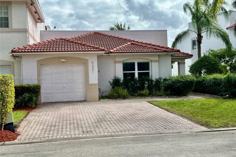 Townhouse in Doral, Florida 3 bedrooms, 141.58 sq.m. № 2003002 - photo 2