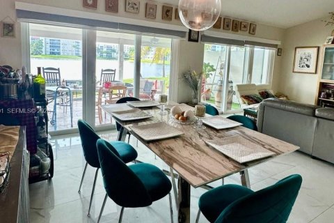 Townhouse in Doral, Florida 3 bedrooms, 141.58 sq.m. № 2003002 - photo 9