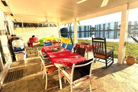 Townhouse in Doral, Florida 3 bedrooms, 141.58 sq.m. № 2003002 - photo 14