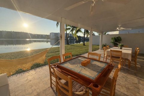 Townhouse in Doral, Florida 3 bedrooms, 141.58 sq.m. № 2003002