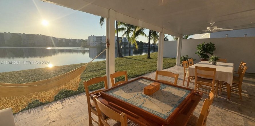 Townhouse in Doral, Florida 3 bedrooms, 141.58 sq.m. № 2003002