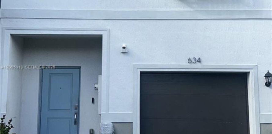Townhouse in Florida City, Florida 3 bedrooms, 128.76 sq.m. № 2392066
