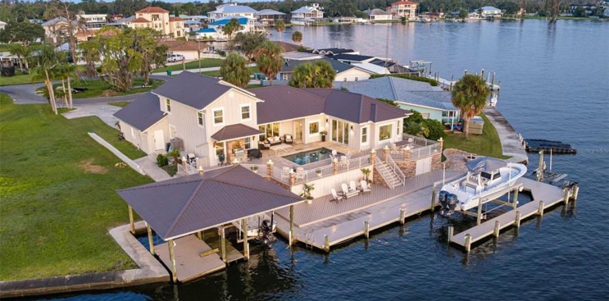 House in Crystal River, Florida 3 bedrooms, 260.68 sq.m. № 2393782