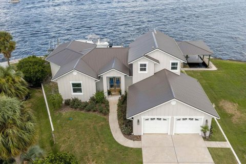House in Crystal River, Florida 3 bedrooms, 260.68 sq.m. № 2393782 - photo 5