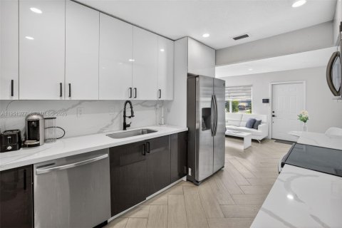 House in Oakland Park, Florida 2 bedrooms, 72.84 sq.m. № 2006314 - photo 9