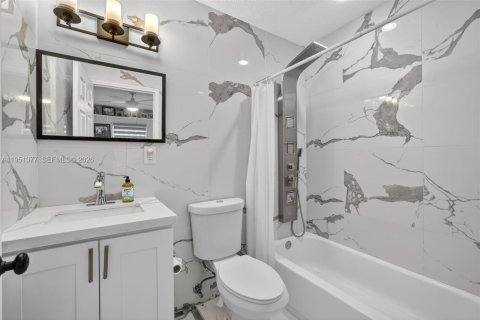 House in Oakland Park, Florida 2 bedrooms, 72.84 sq.m. № 2006314 - photo 12