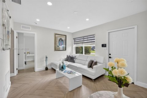 House in Oakland Park, Florida 2 bedrooms, 72.84 sq.m. № 2006314 - photo 3