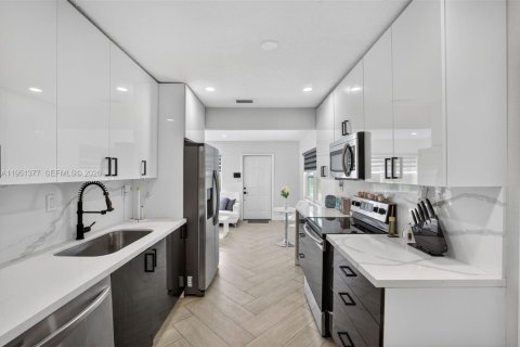 House in Oakland Park, Florida 2 bedrooms, 72.84 sq.m. № 2006314 - photo 10