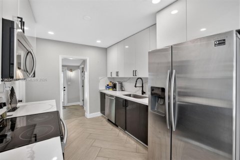 House in Oakland Park, Florida 2 bedrooms, 72.84 sq.m. № 2006314 - photo 7