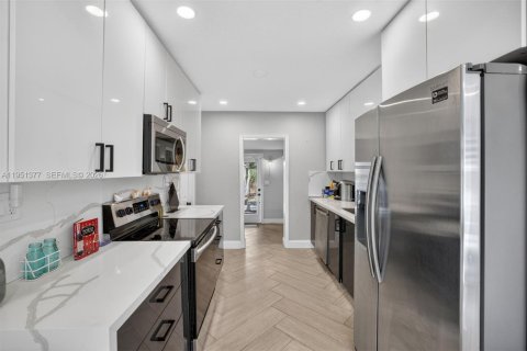 House in Oakland Park, Florida 2 bedrooms, 72.84 sq.m. № 2006314 - photo 4