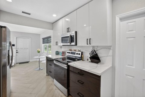 House in Oakland Park, Florida 2 bedrooms, 72.84 sq.m. № 2006314 - photo 8