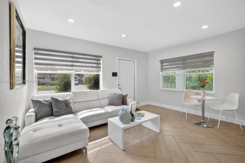 House in Oakland Park, Florida 2 bedrooms, 72.84 sq.m. № 2006314 - photo 5